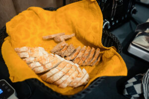 Brood van De Bisschopsmolen bij een maaltijd van de Tour de France 2025
